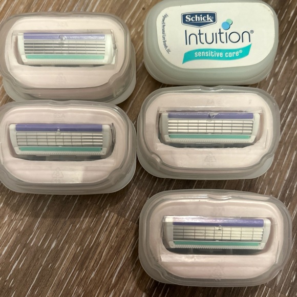 Schick Intuition Pink Razor for Women - sealed but no box - Picture 2 of 4